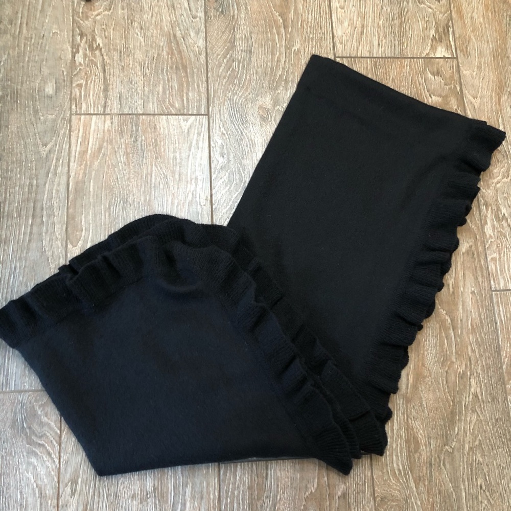 Black High-Quality Wool Shaw w/Ruffle Detailing